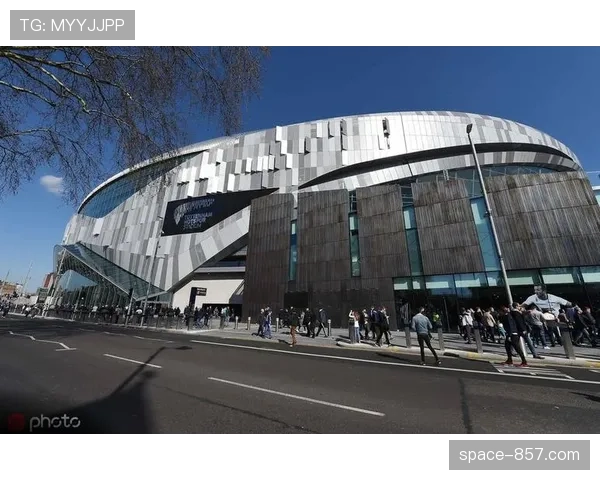 托特纳姆热刺宣布，白鹿巷球场南看台扩建工程将于3月底竣工