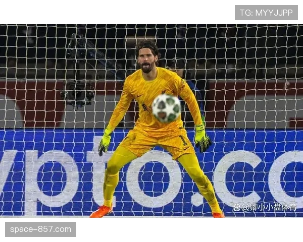 特写:门将的怒吼——阿利松在指挥人墙布防时与后卫的紧张沟通瞬间 特写:门将的怒吼——阿利松在指挥人墙布防时与后卫的紧张沟通瞬间