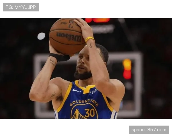 战术板：解析勇士队如何在库里缺阵时，通过格林高位策应和侧翼空切取分